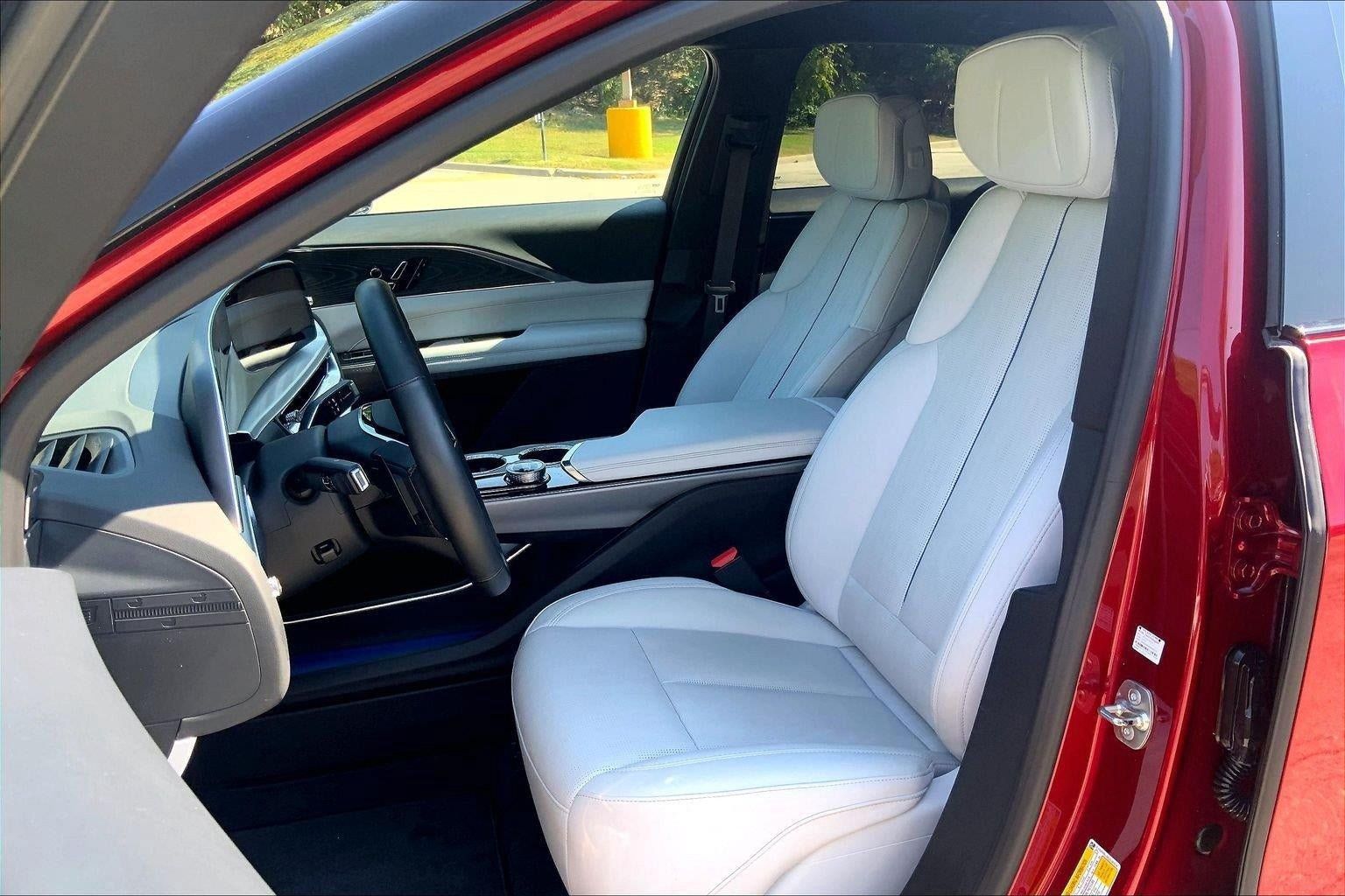 Certified 2024 Cadillac Lyriq Luxury AWD/4WD image 28