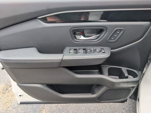 Used 2025 Honda Pilot EX-L image 16