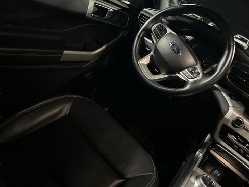 Used 2023 Ford Explorer XLT image 24