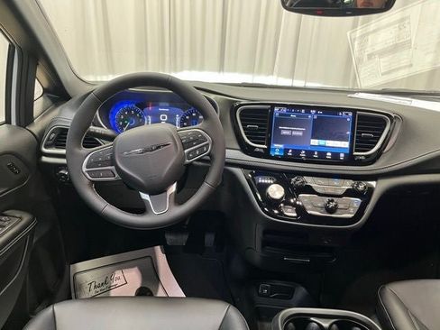 New 2026 Chrysler Pacifica Select FWD image 17