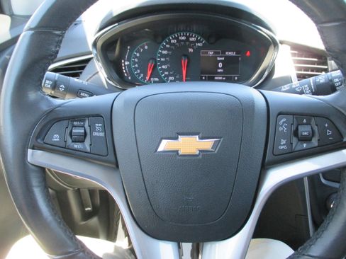 Used 2019 Chevrolet Trax LT w/ LT Convenience Package AWD/4WD image 18