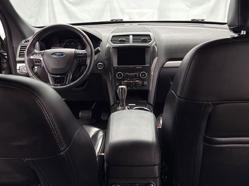 Used 2019 Ford Explorer XLT w/ Equipment Group 202A AWD/4WD image 30