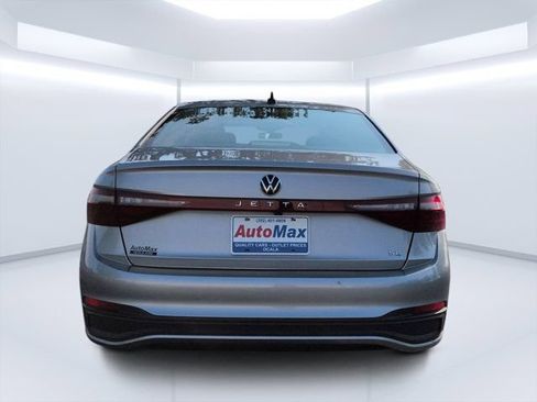 Used 2025 Volkswagen Jetta SE FWD image 4