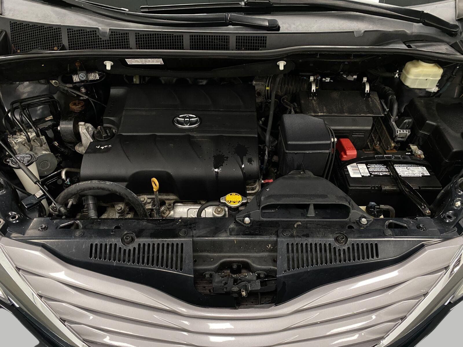 Used 2016 Toyota Sienna XLE FWD image 12