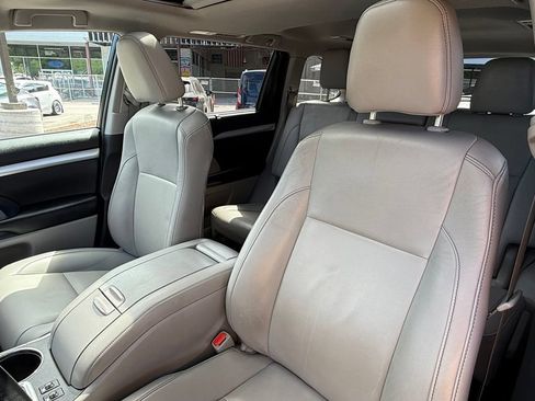 Used 2019 Toyota Highlander XLE AWD/4WD image 25