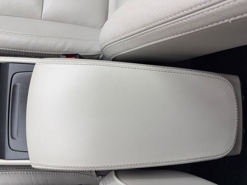 Used 2019 Volvo XC40 T4 Momentum image 33