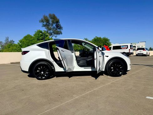 Used 2023 Tesla Model Y AWD image 34