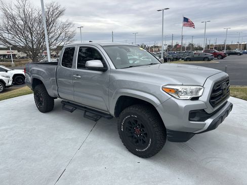 Used 2019 Toyota Tacoma SR image 2