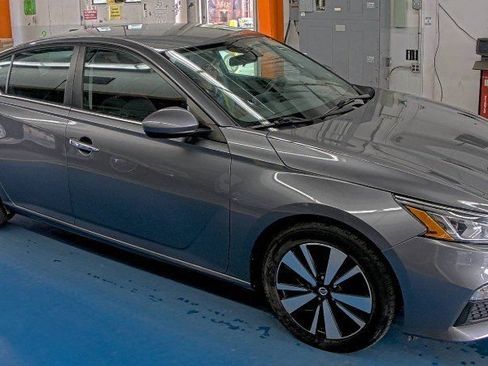 Used 2021 Nissan Altima 2.5 SV FWD image 1