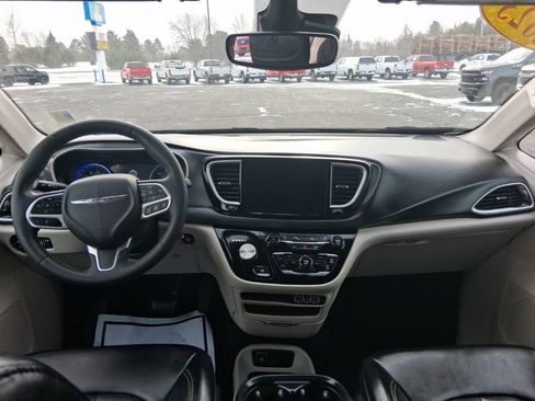 Used 2023 Chrysler Pacifica Touring-L image 21