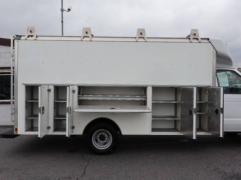 Used 2022 Ford E-450 and Econoline 450 Super Duty w/ Power Windows & Locks Group RWD image 5