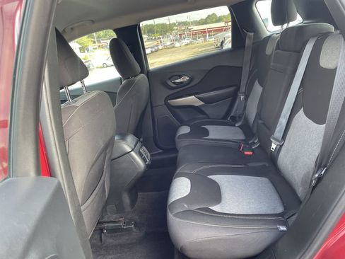 Used 2017 Jeep Cherokee Sport image 15