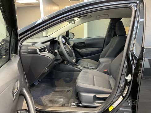 Used 2025 Toyota Corolla LE FWD image 17