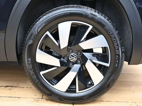 Used 2024 Volkswagen Atlas Cross Sport SE w/ Panoramic Sunroof Package FWD image 13