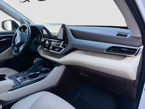 Used 2022 Toyota Highlander Platinum image 14