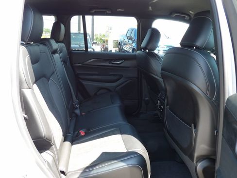 Used 2025 Jeep Grand Cherokee Altitude AWD/4WD image 24