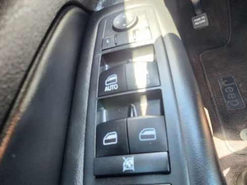 Used 2017 Jeep Grand Cherokee Altitude RWD image 32