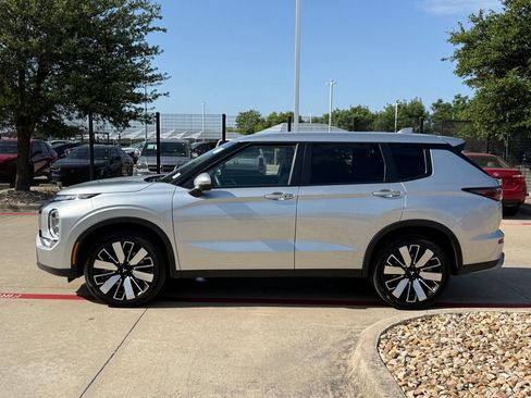 Used 2025 Mitsubishi Outlander SE FWD image 2