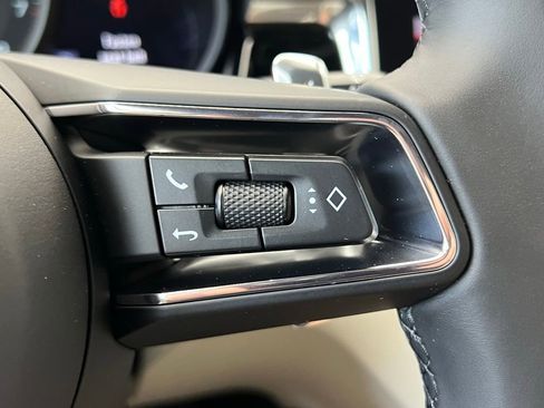 Certified 2025 Porsche Macan AWD/4WD image 8