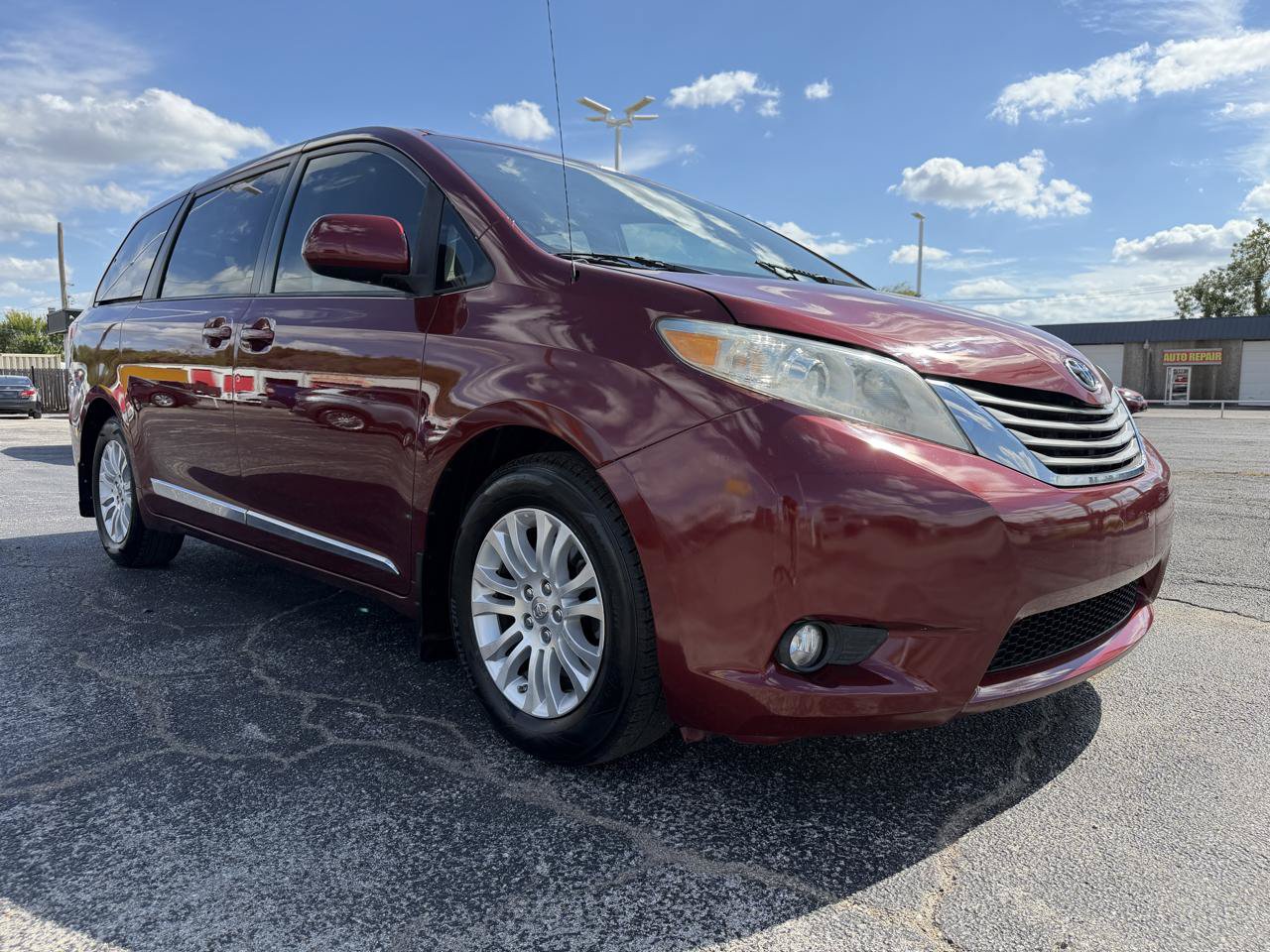 Used 2012 Toyota Sienna XLE FWD image 3