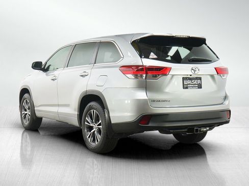 Used 2017 Toyota Highlander LE AWD/4WD image 3