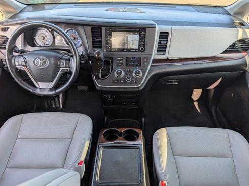 Used 2020 Toyota Sienna Limited Premium image 4