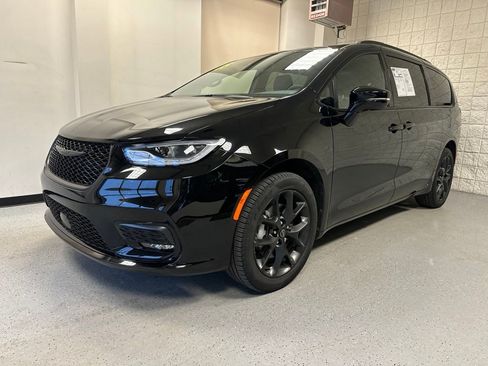 Used 2025 Chrysler Pacifica Limited w/ Trailer Tow Group AWD/4WD image 13