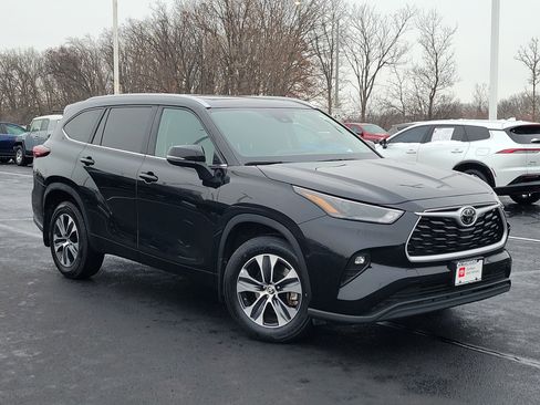 Certified 2024 Toyota Highlander XLE image 2