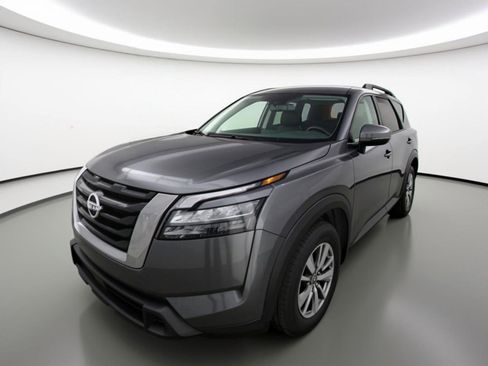 Used 2025 Nissan Pathfinder SV image 3