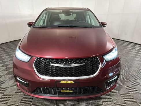 Used 2023 Chrysler Pacifica Touring-L FWD image 7