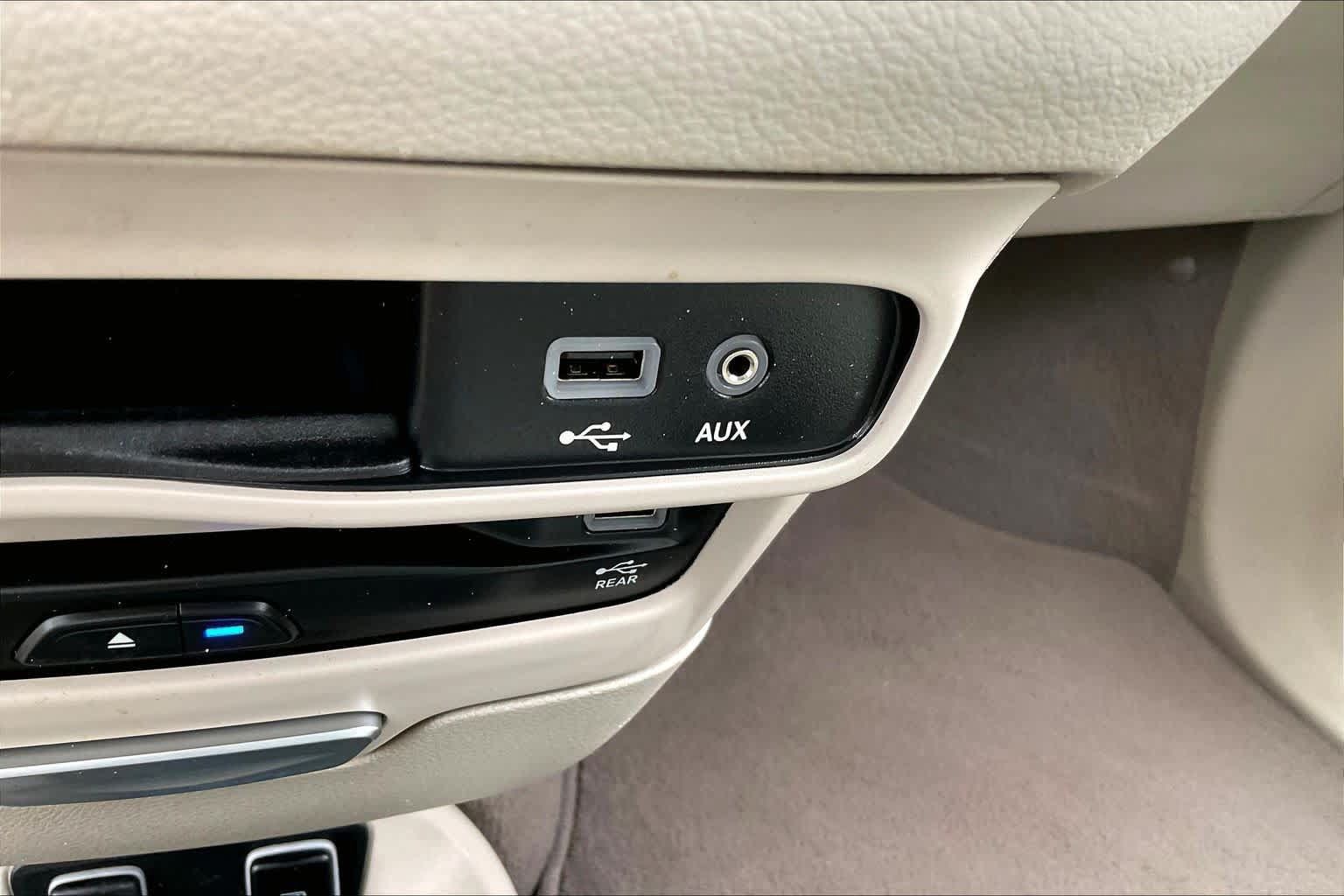 Used 2020 Chrysler Pacifica Touring-L Plus w/ Tire & Wheel Group FWD image 31