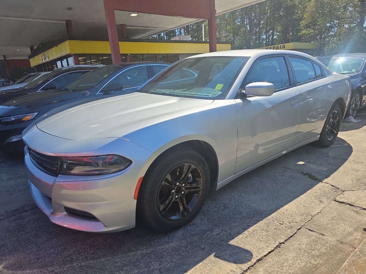 Used 2022 Dodge Charger SXT RWD image 2