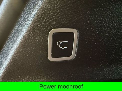 Used 2025 Chrysler Pacifica Limited image 10