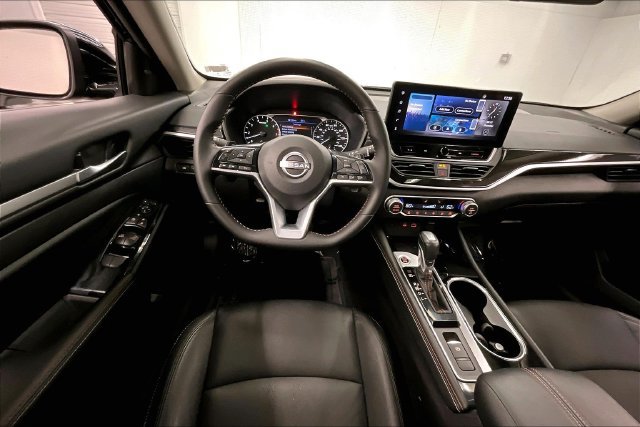 Used 2025 Nissan Altima 2.5 SR w/ SR Premium Package AWD/4WD image 6