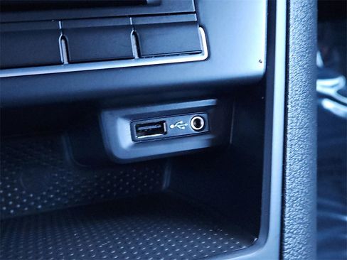 Used 2017 Volkswagen Tiguan Limited w/ Premium Package image 17