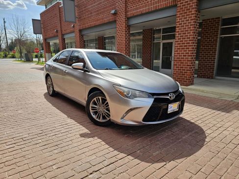 Used 2016 Toyota Camry SE image 1