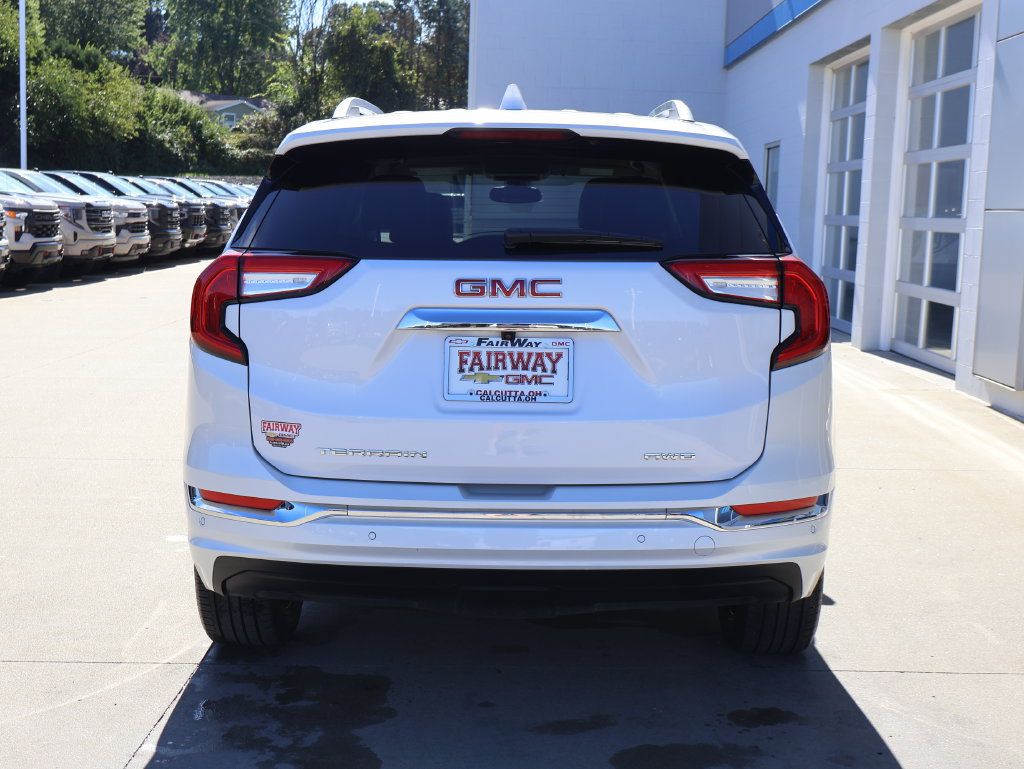 Used 2024 GMC Terrain Denali w/ Denali Premium Package AWD/4WD image 9