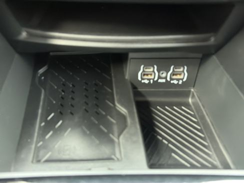 Used 2025 Chrysler Pacifica Limited FWD image 16