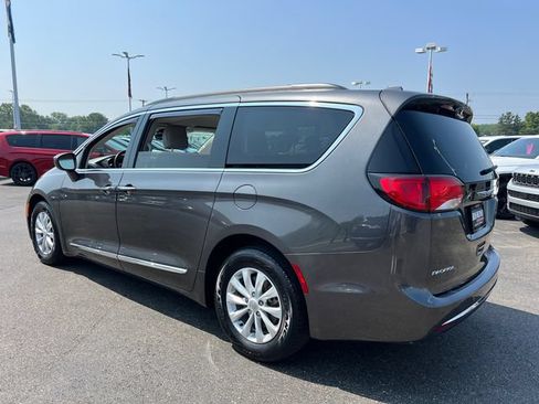 Used 2017 Chrysler Pacifica Touring-L FWD image 5