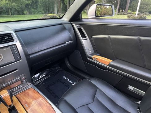 Used 2004 Cadillac XLR RWD image 15