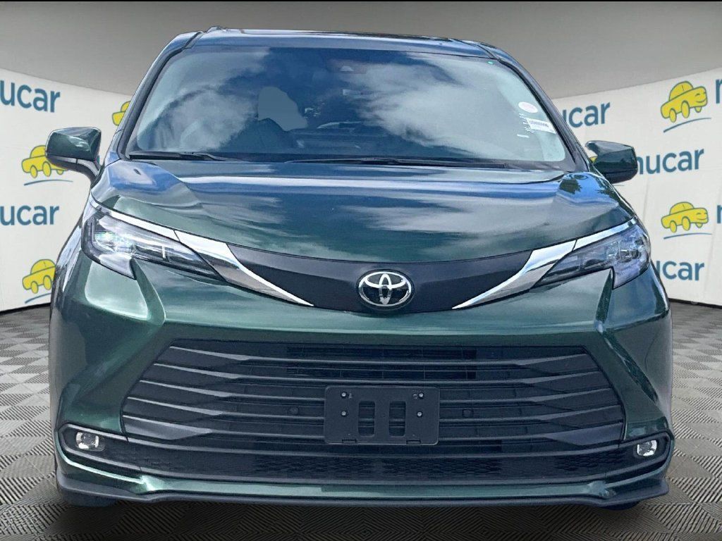 Used 2026 Toyota Sienna XLE FWD image 2