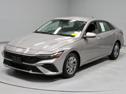 Used 2024 Hyundai Elantra SEL FWD image 8