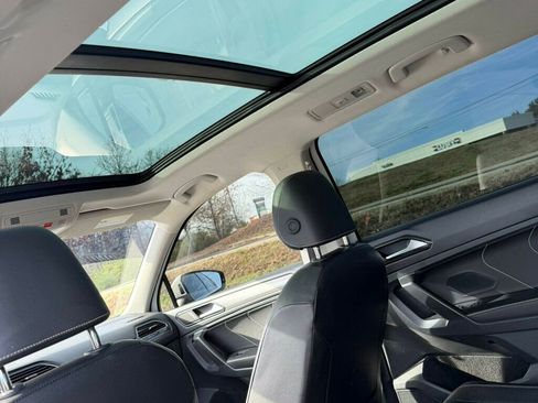 Used 2022 Volkswagen Tiguan SE w/ Panoramic Sunroof Package image 25