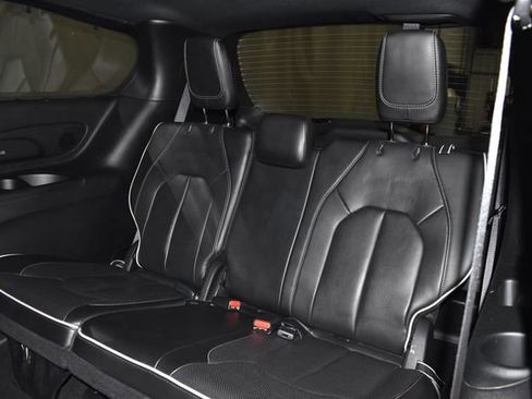 Certified 2025 Chrysler Pacifica Limited image 42