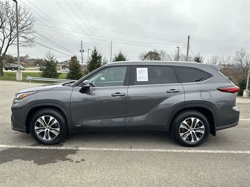 Used 2022 Toyota Highlander XLE image 2