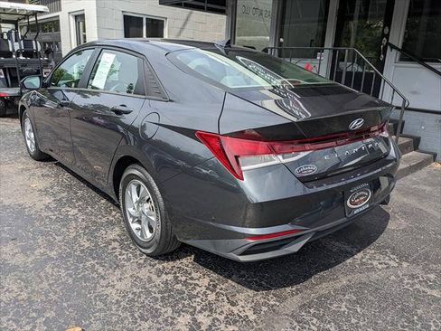 Used 2021 Hyundai Elantra SE FWD image 3