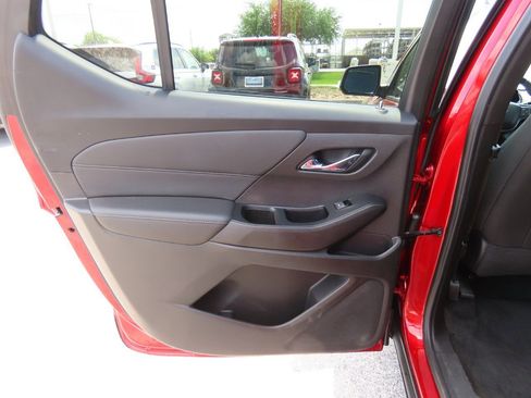 Used 2023 Chevrolet Traverse LT image 17