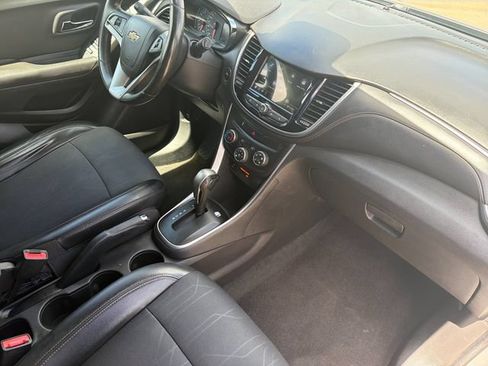 Used 2019 Chevrolet Trax LT w/ LT Convenience Package FWD image 16