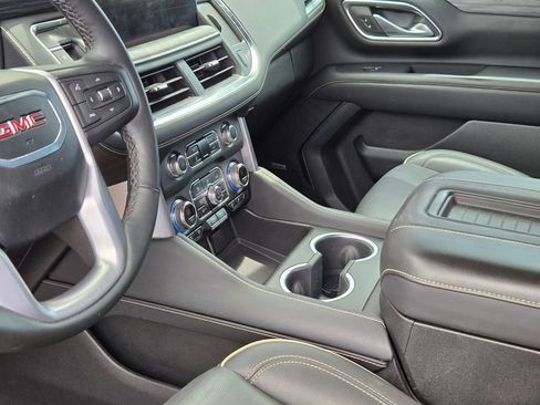 Used 2024 GMC Yukon SLT w/ SLT Luxury Package AWD/4WD image 8