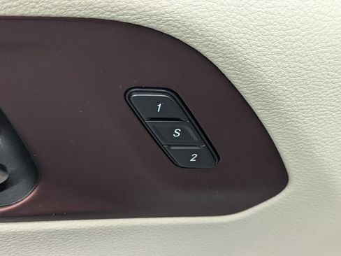 Used 2020 Chrysler Pacifica Limited image 16